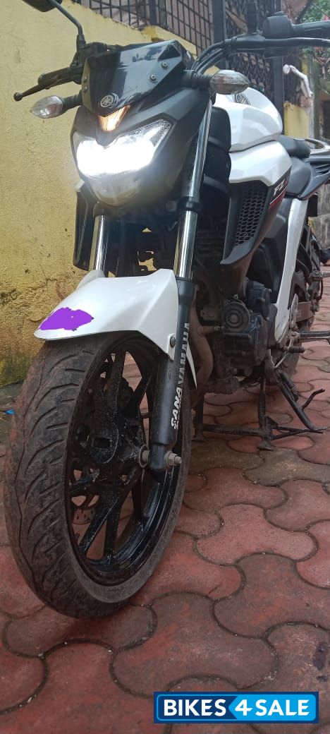 White Yamaha FZ25 White Yamaha FZ25