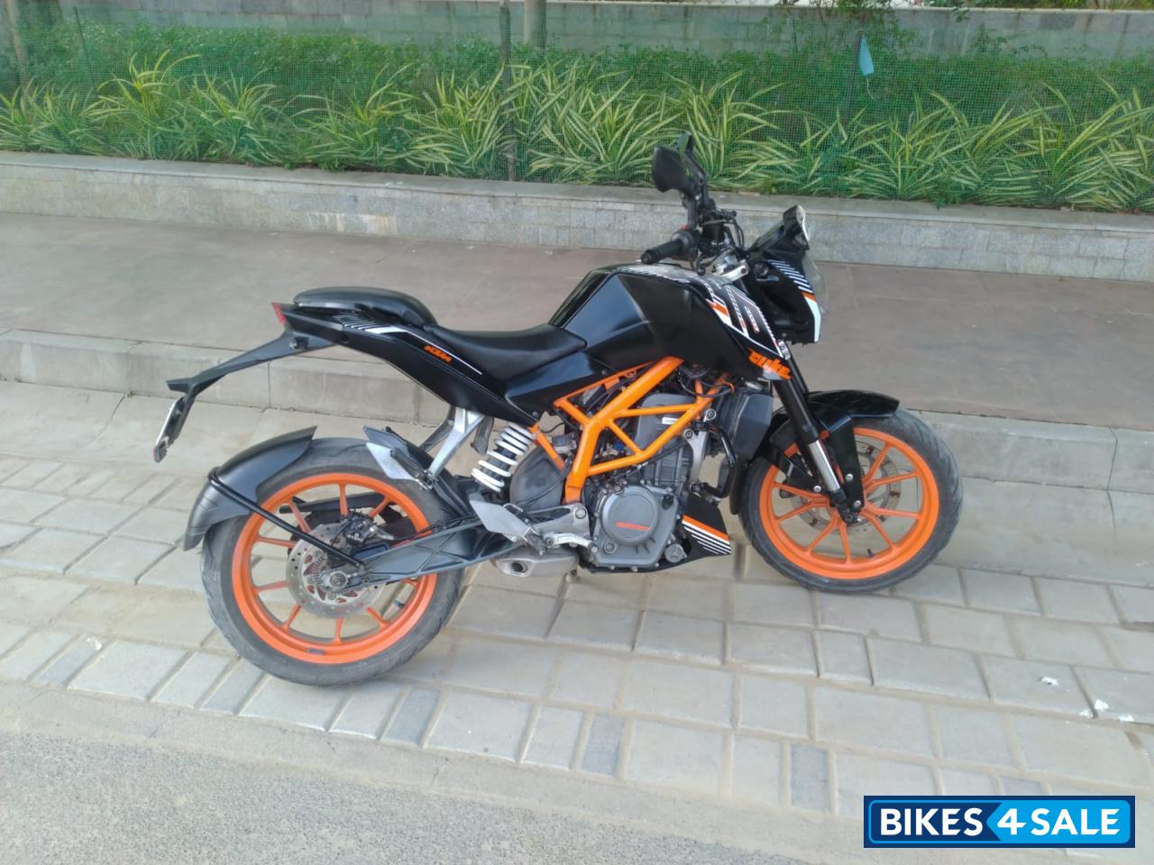 Black KTM Duke 390
