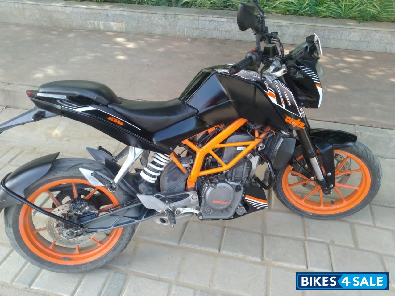 Black KTM Duke 390