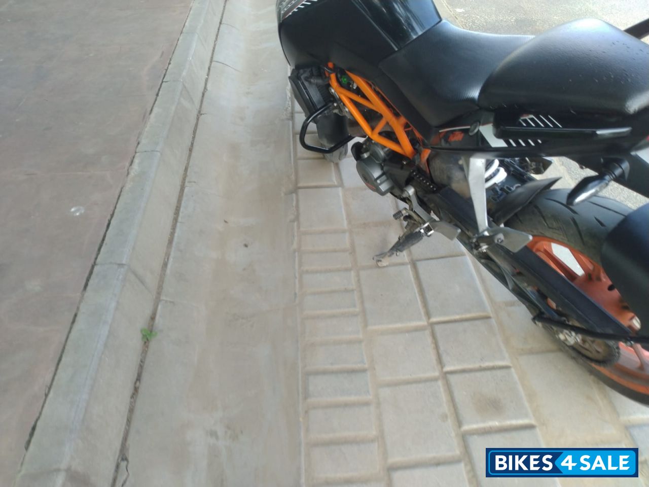 Black KTM Duke 390