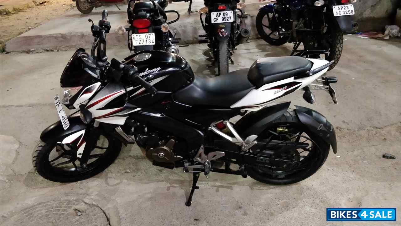 Graphic White Bajaj Pulsar 200 NS