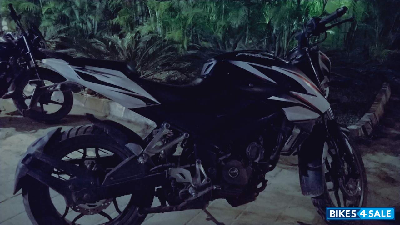 Graphic White Bajaj Pulsar 200 NS