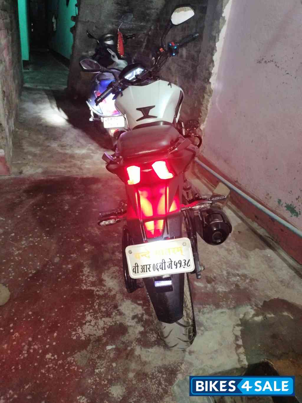 Classic White Bajaj Dominar 400 ABS BS6