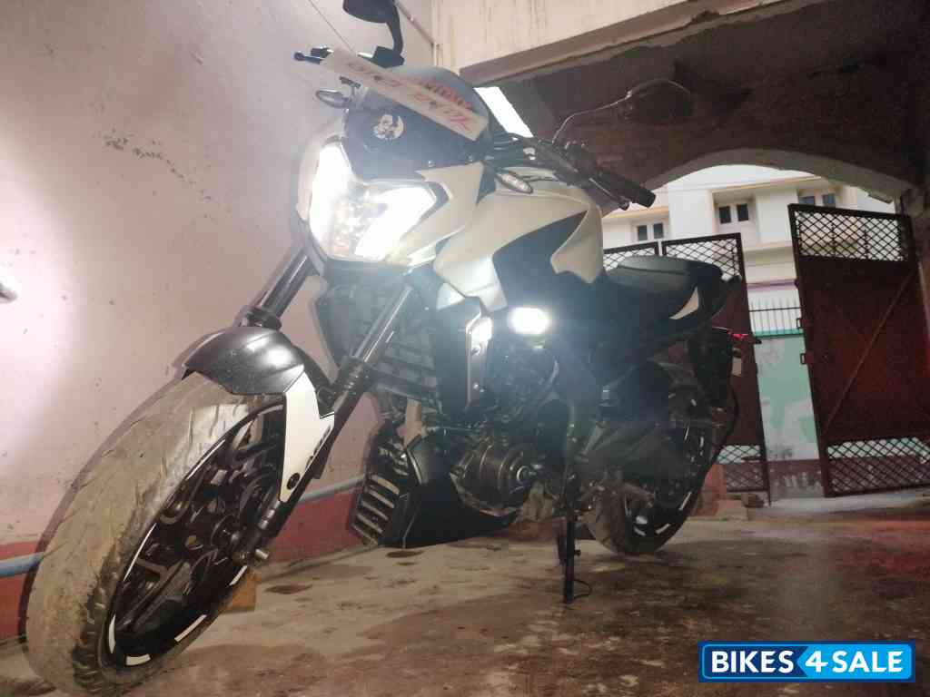 Classic White Bajaj Dominar 400 ABS BS6