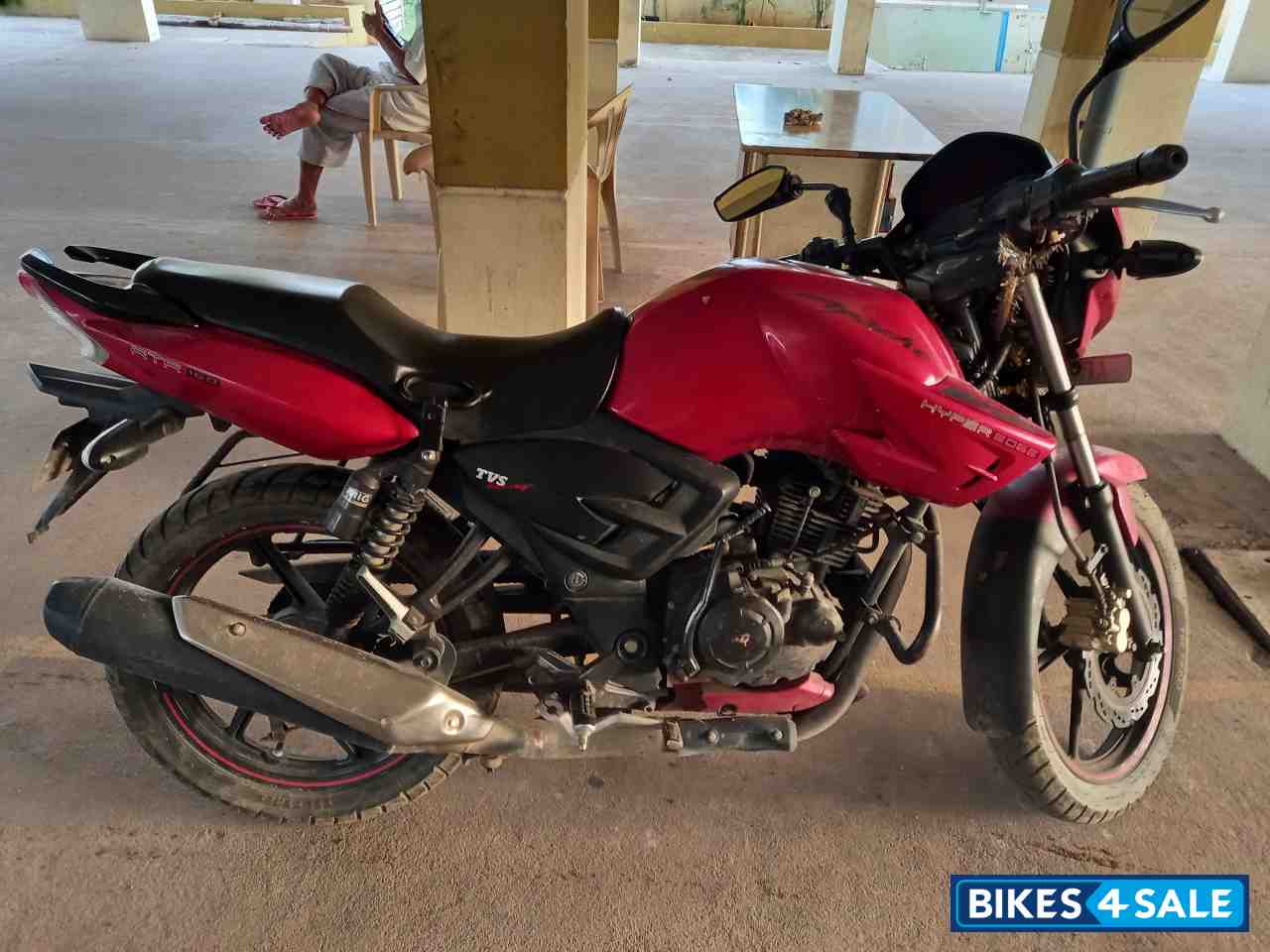 Red TVS Apache RTR 160