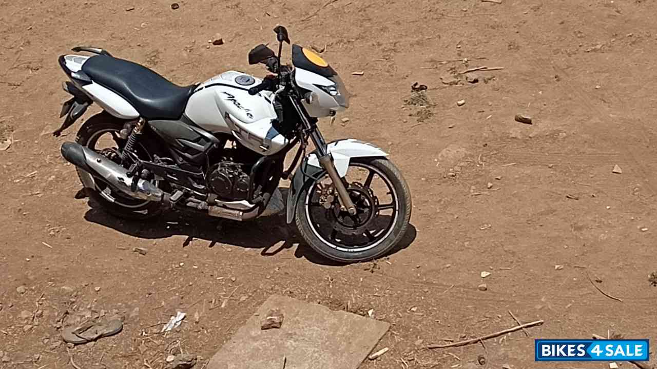 White TVS Apache RTR 180