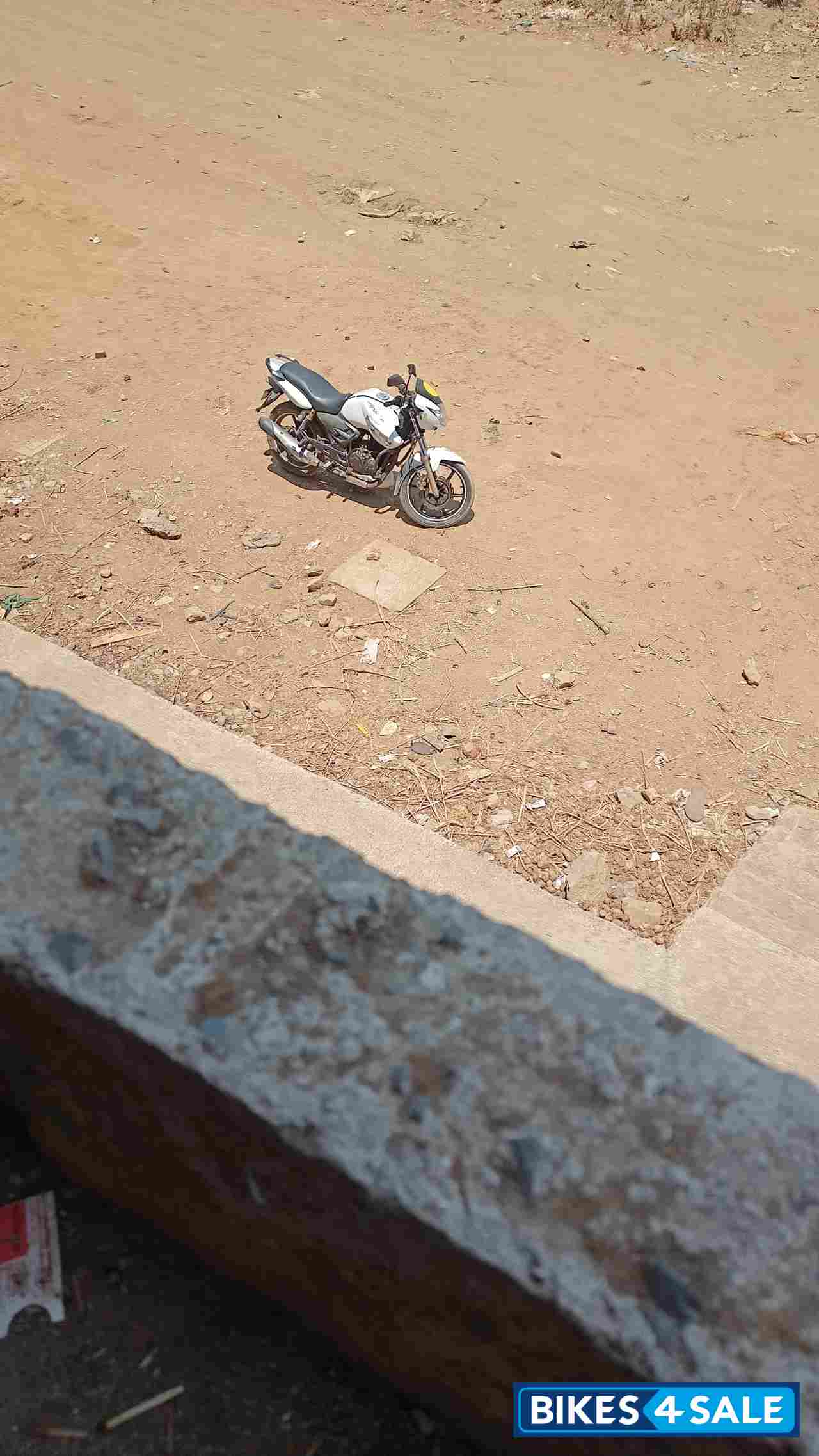 White TVS Apache RTR 180