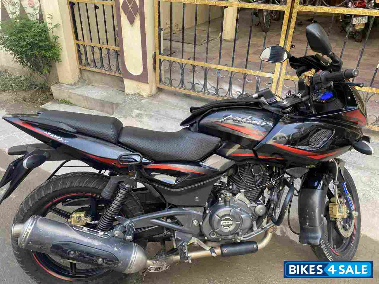 Bajaj Pulsar 220F