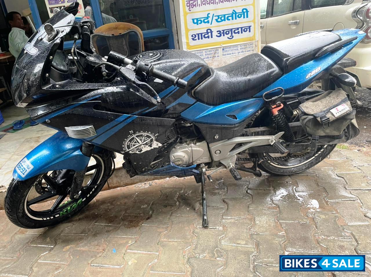 Bajaj Pulsar 220F