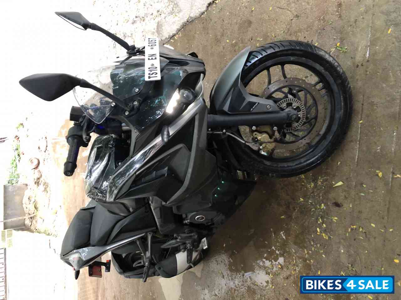 Black And Grey Bajaj Pulsar RS 200