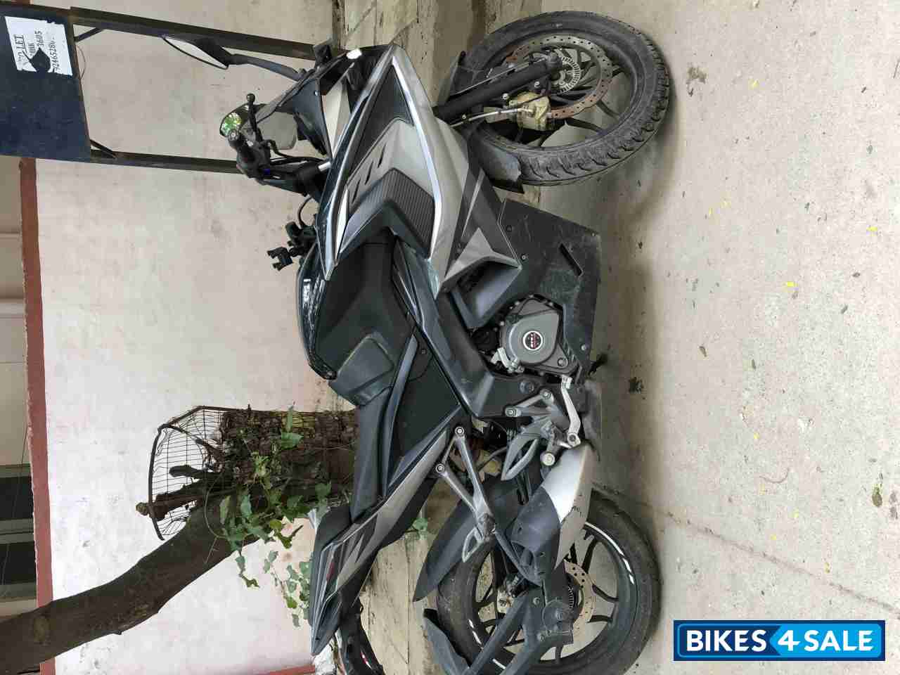 Black And Grey Bajaj Pulsar RS 200