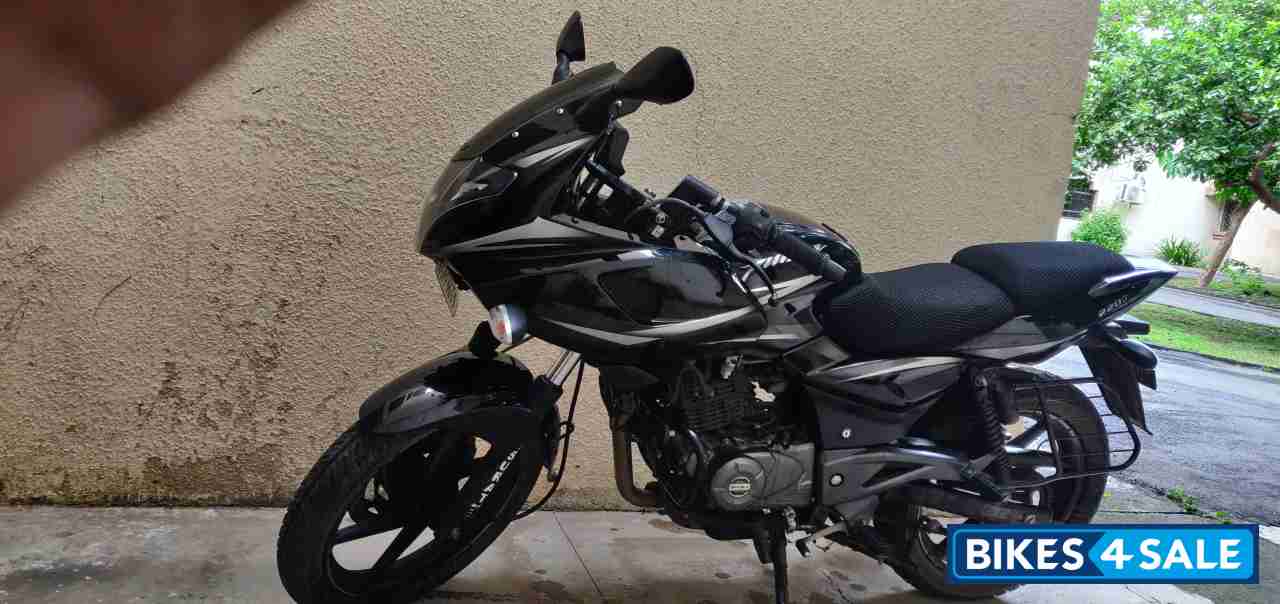 Black Bajaj Pulsar 220F
