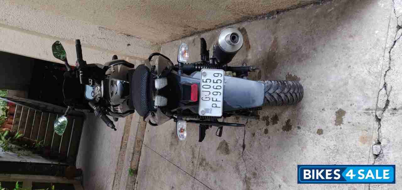 Black Bajaj Pulsar 220F