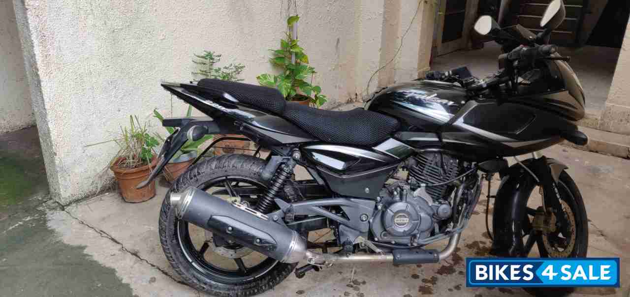 Black Bajaj Pulsar 220F