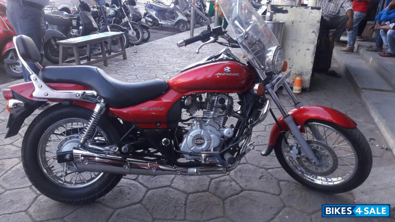 Red Bajaj Avenger 220 DTS-i
