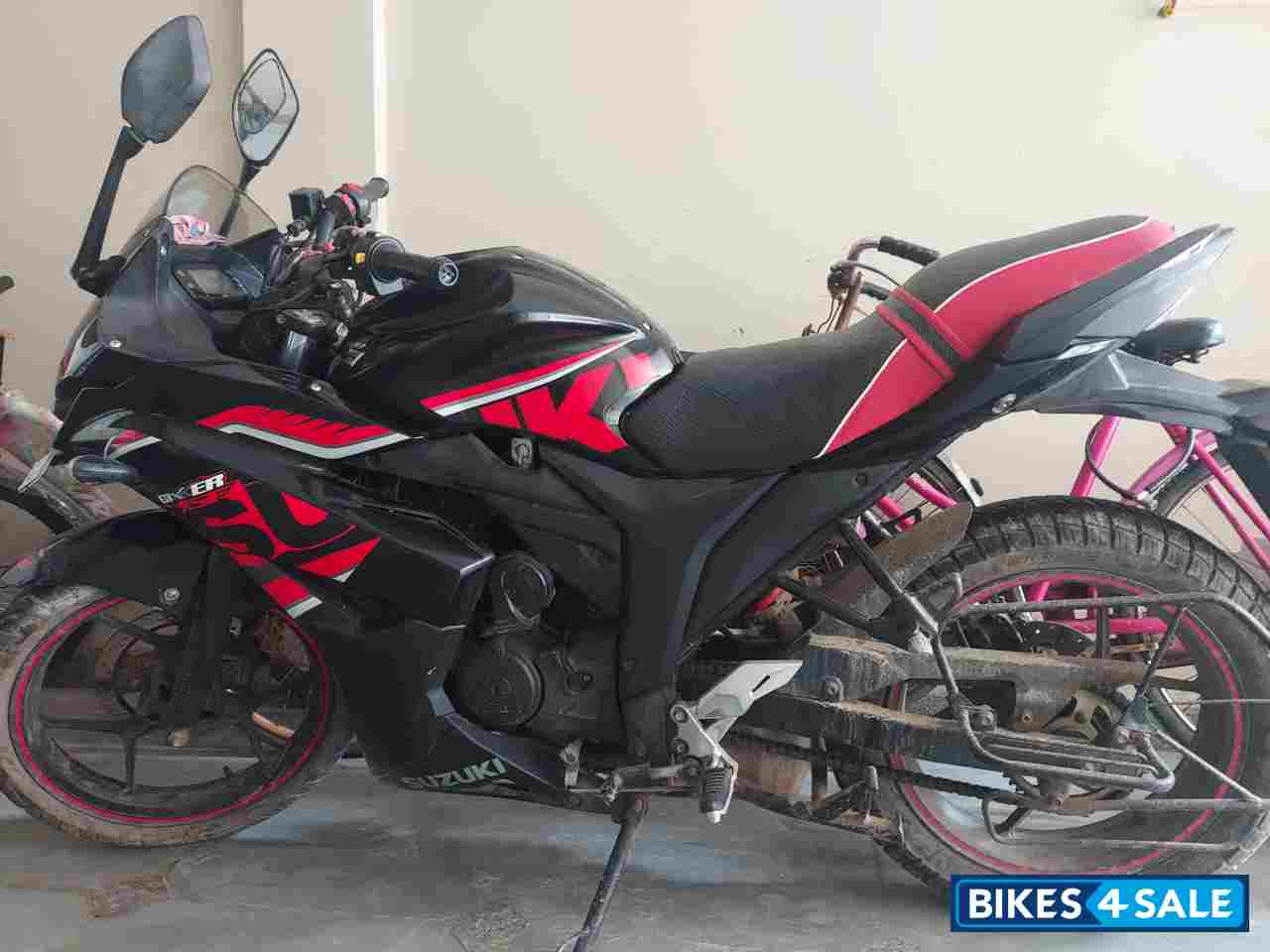 Black Suzuki Gixxer SF Fi