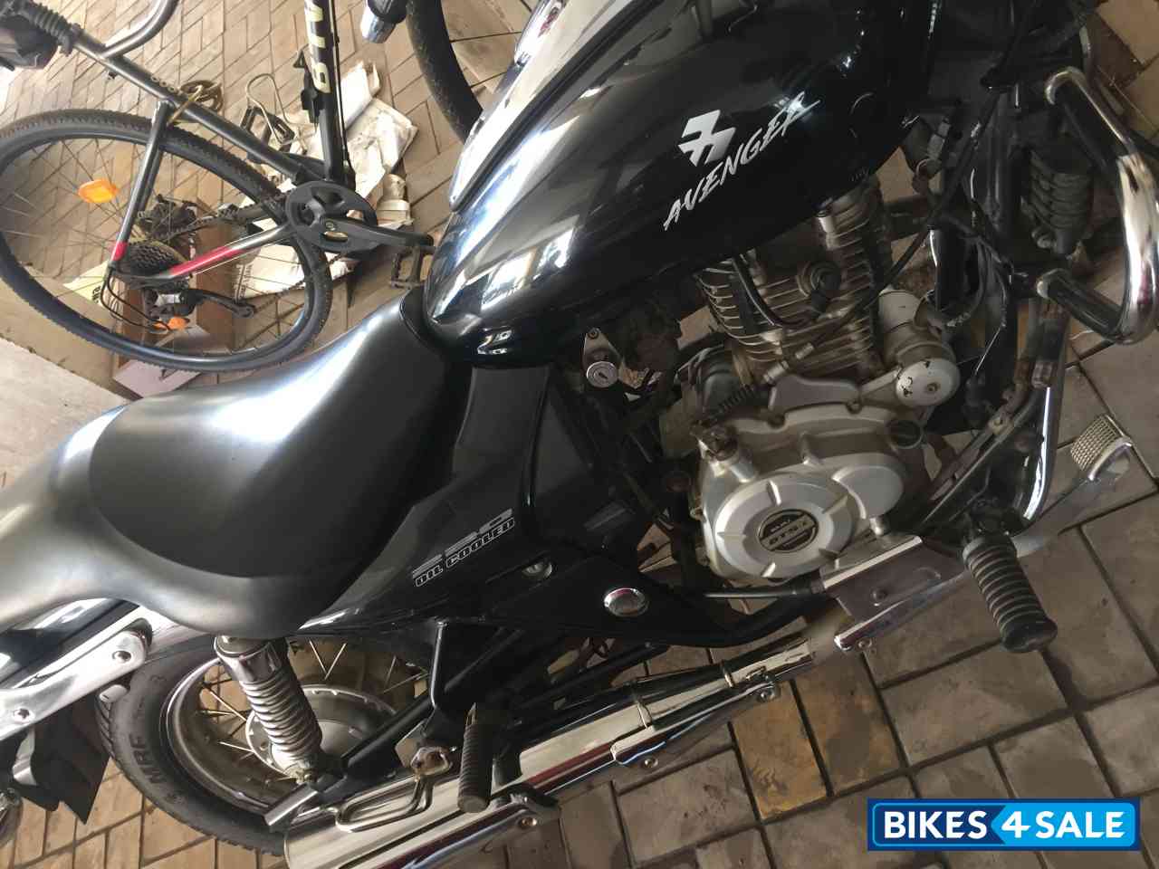 Midnight Black Bajaj Avenger 220 DTS-i