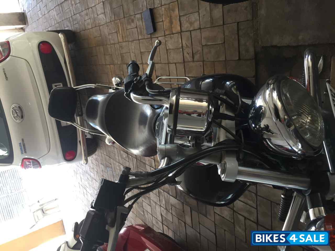 Midnight Black Bajaj Avenger 220 DTS-i