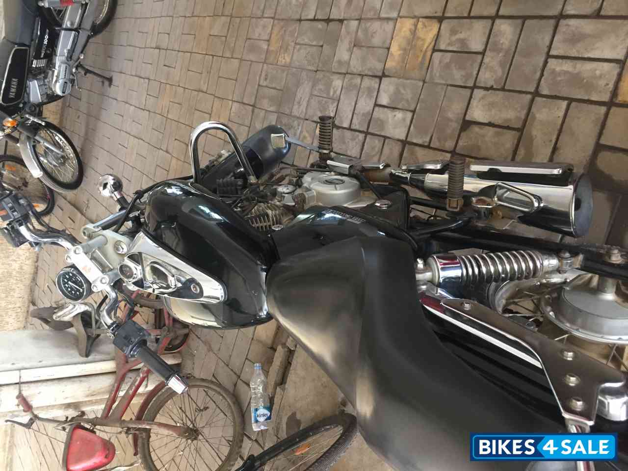 Midnight Black Bajaj Avenger 220 DTS-i