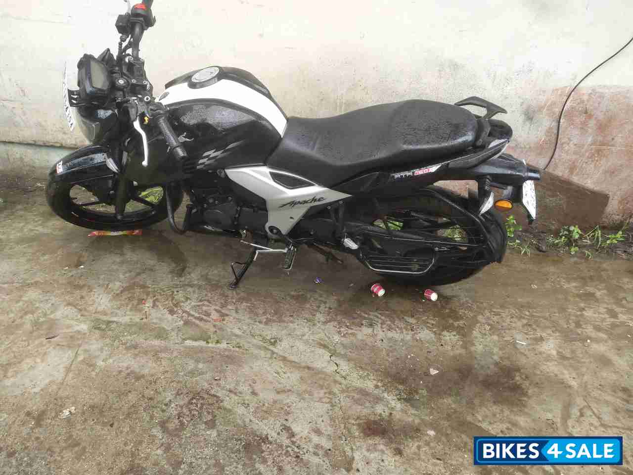 Black &white TVS Apache RTR 160 4V