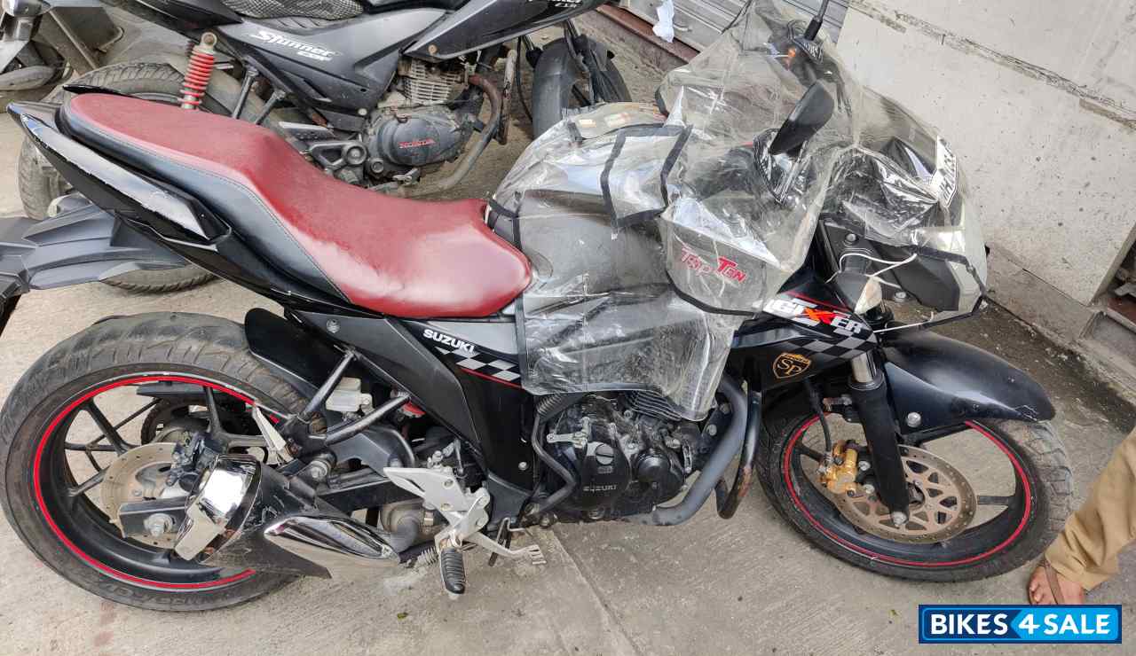 Black Grey Suzuki Gixxer SP