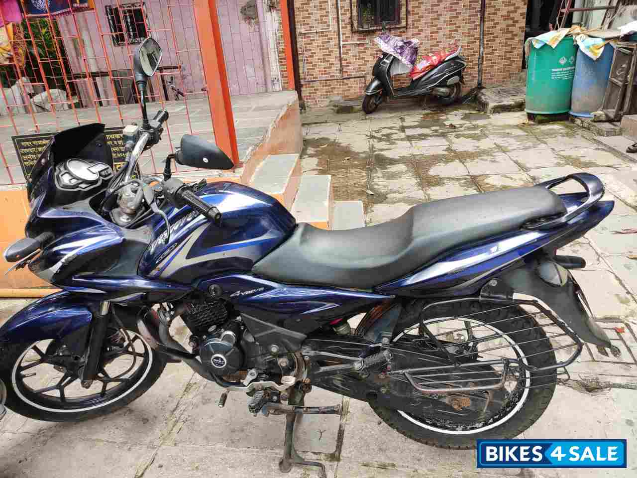Blue Bajaj Discover 150 F Blue Bajaj Discover 150 F