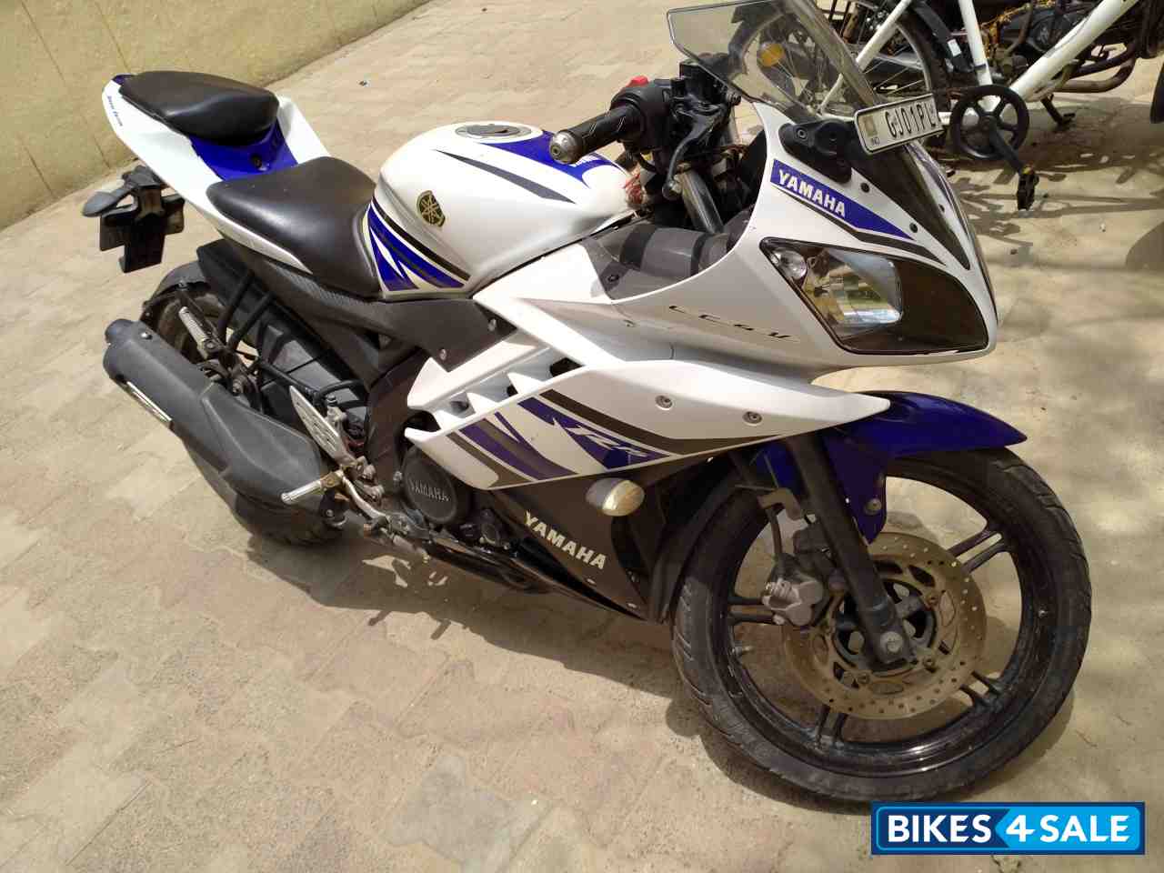 White Blue Yamaha YZF R15 V2