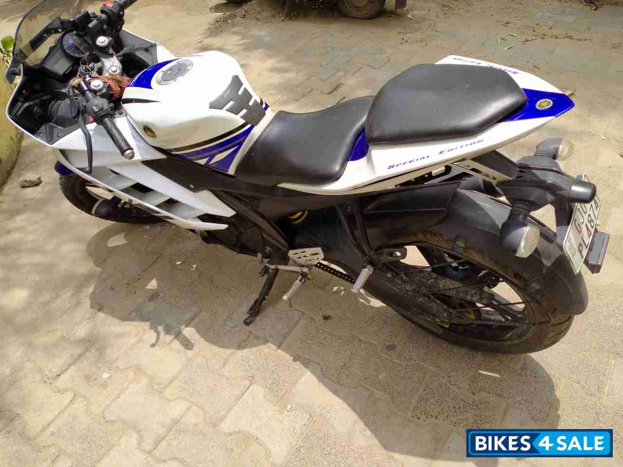 White Blue Yamaha YZF R15 V2