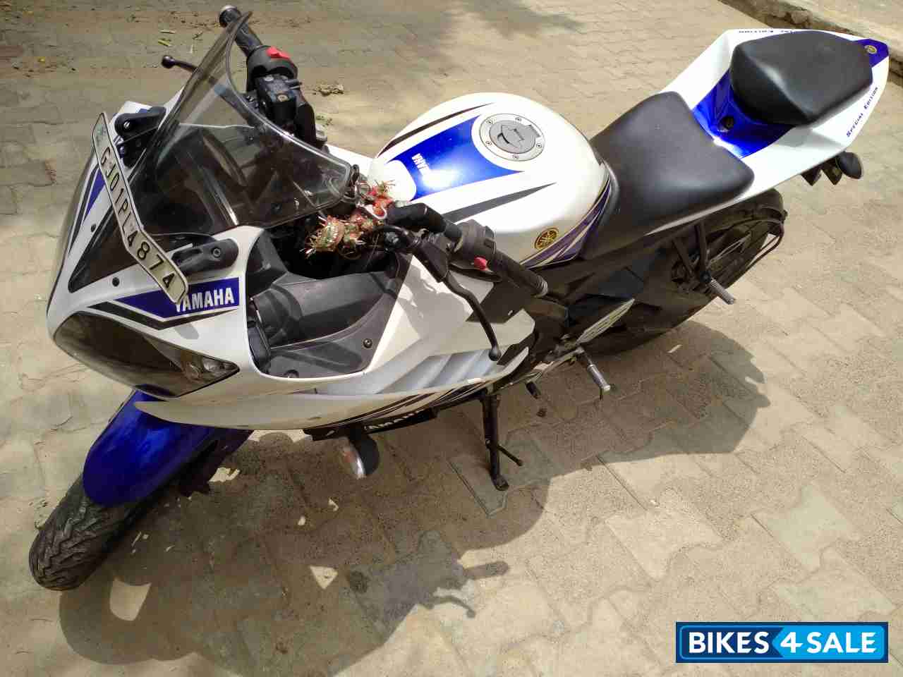 White Blue Yamaha YZF R15 V2