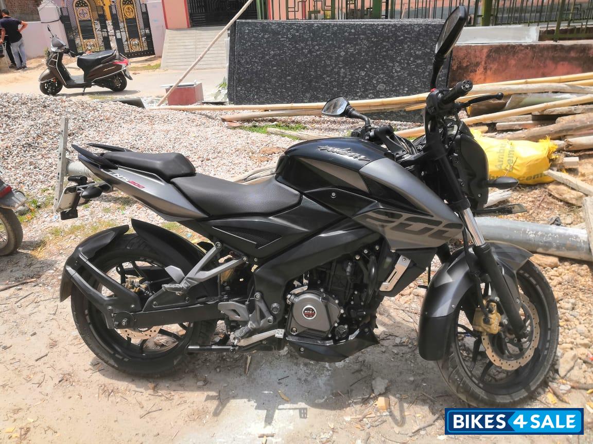 Black Bajaj Pulsar 200 NS