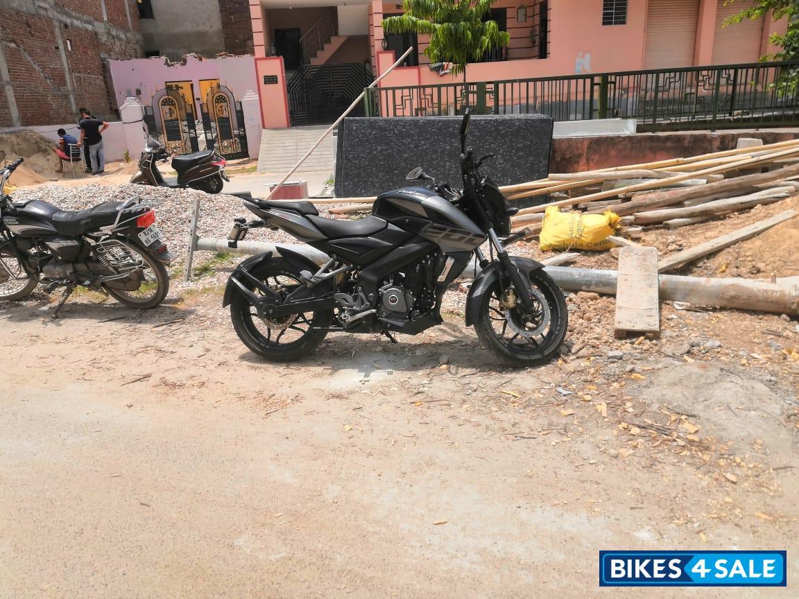 Black Bajaj Pulsar 200 NS Black Bajaj Pulsar 200 NS