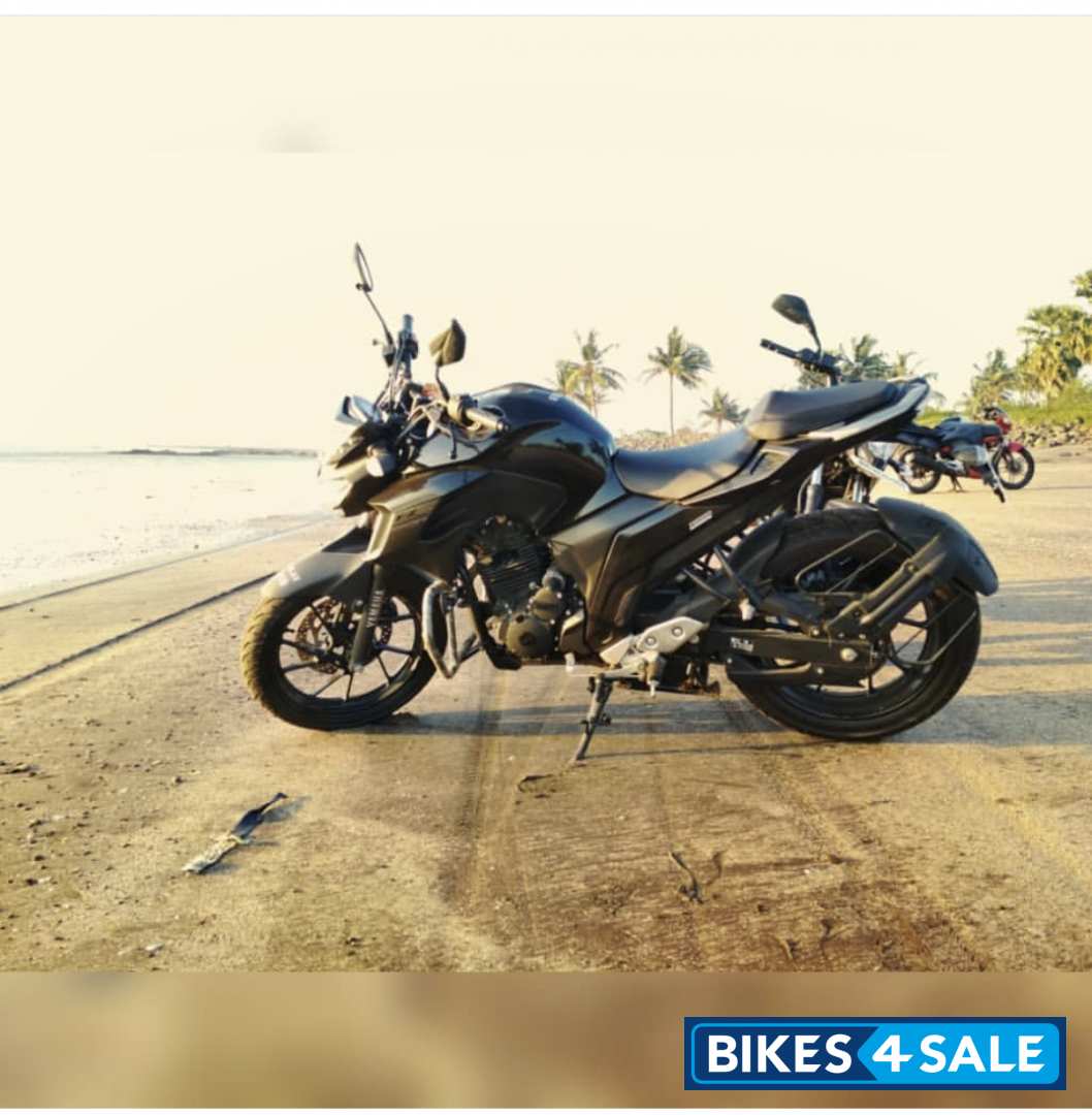 Black Yamaha FZ25