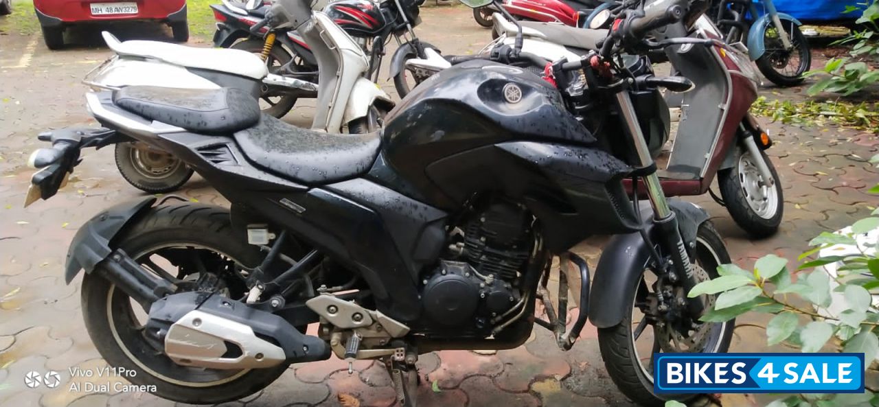 Black Yamaha FZ25