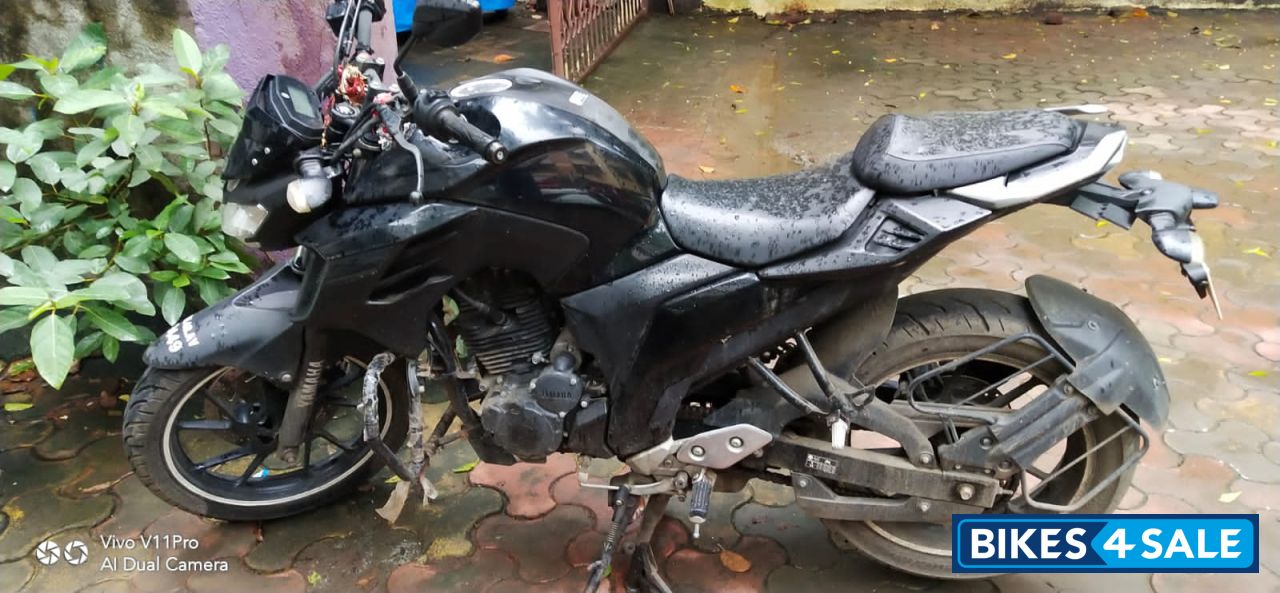 Black Yamaha FZ25