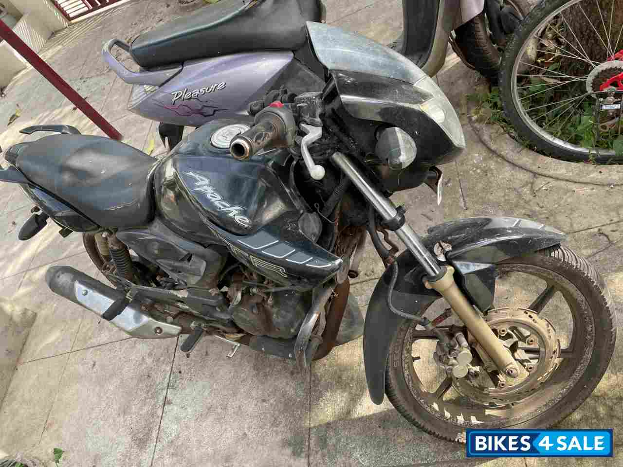 Black TVS Apache RTR 180