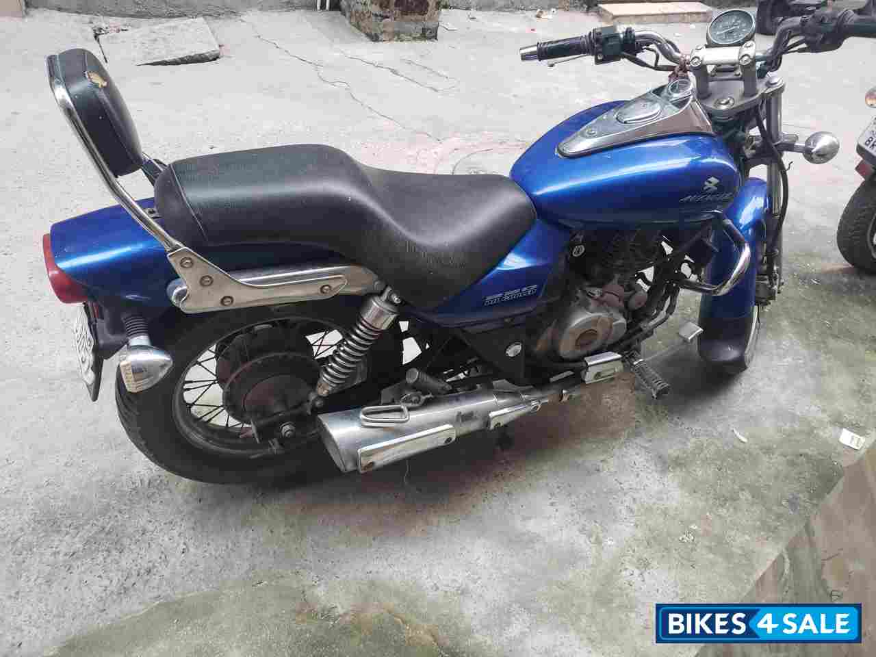 Blue Bajaj Avenger 220 DTS-i