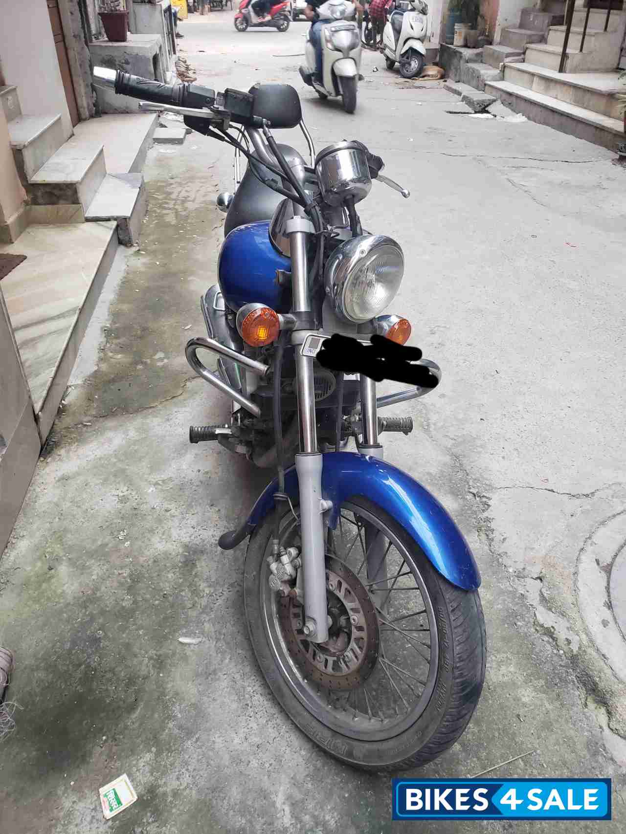 Blue Bajaj Avenger 220 DTS-i