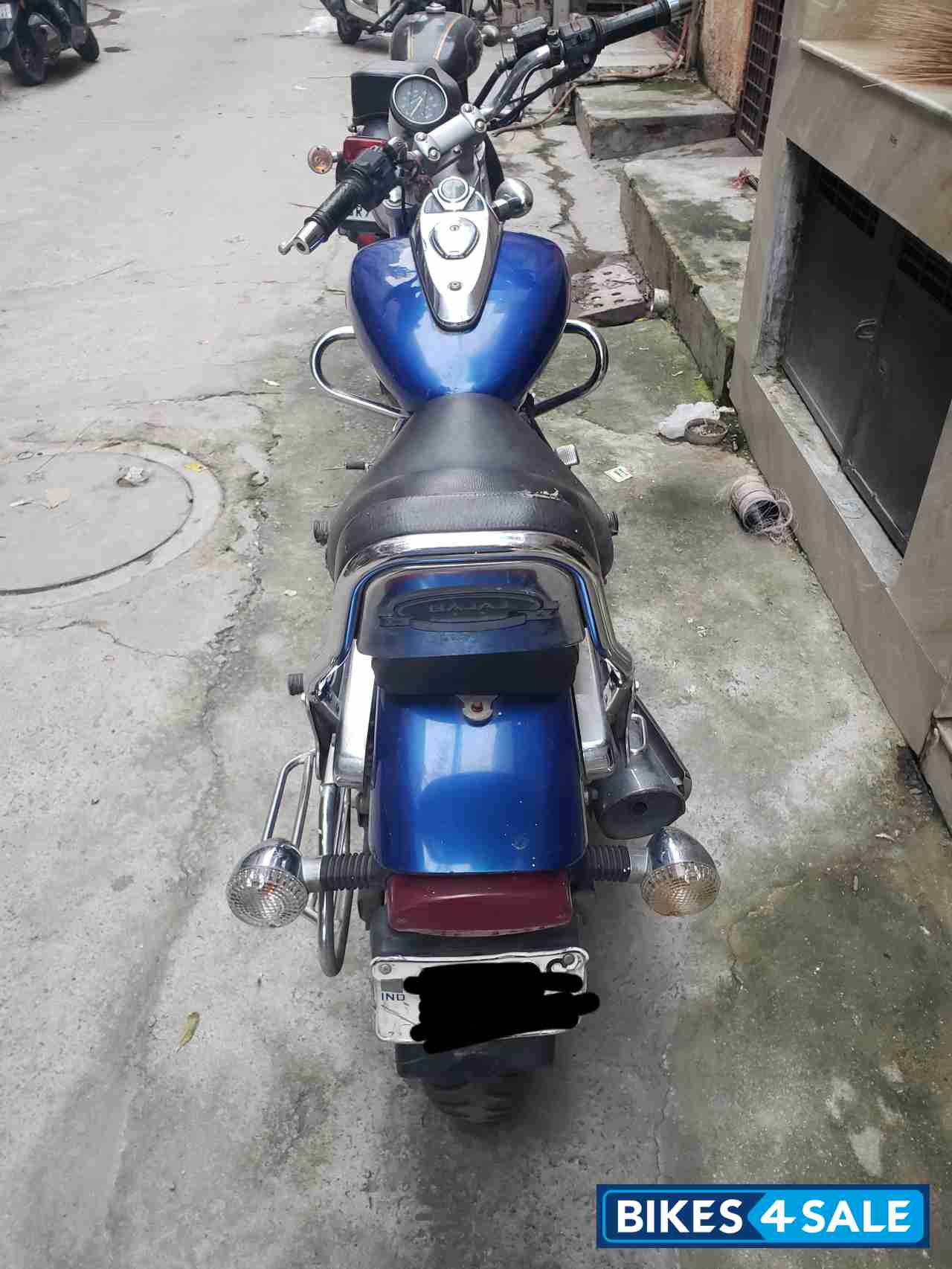 Blue Bajaj Avenger 220 DTS-i