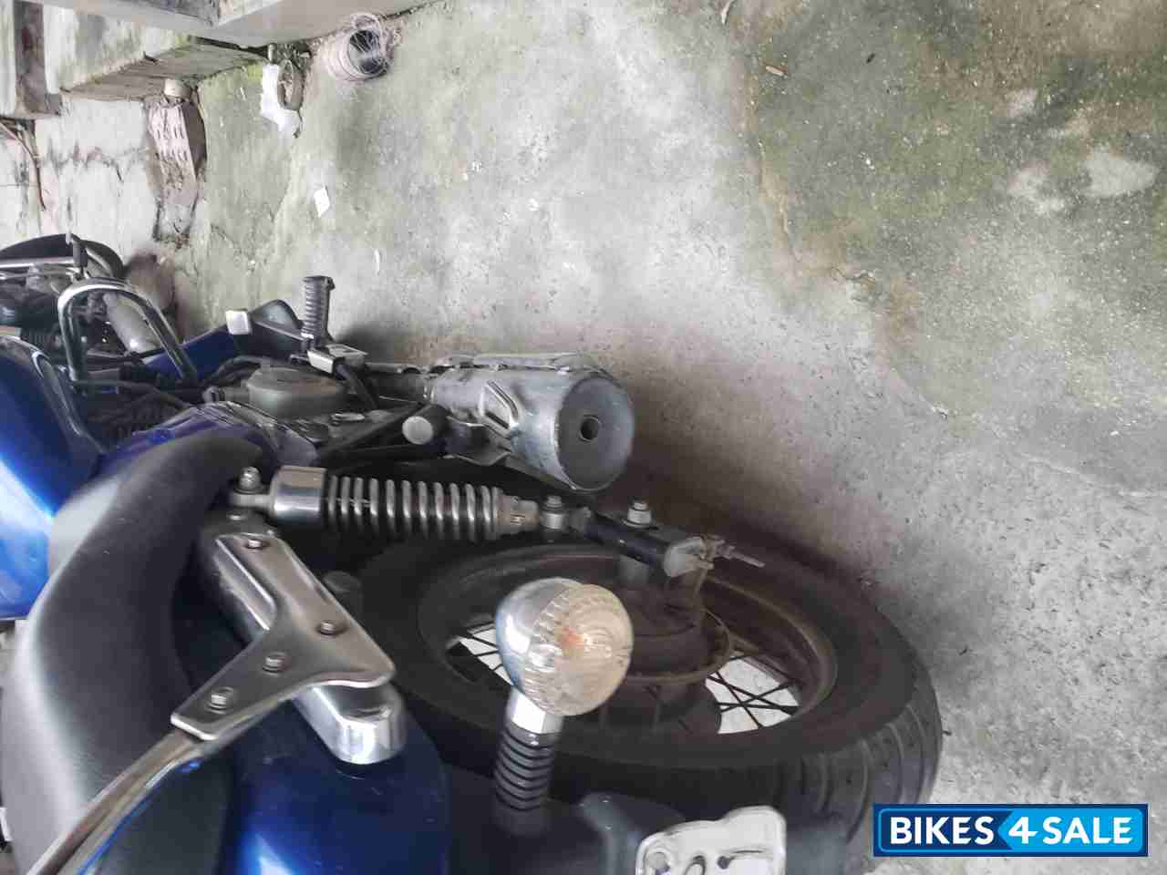 Blue Bajaj Avenger 220 DTS-i