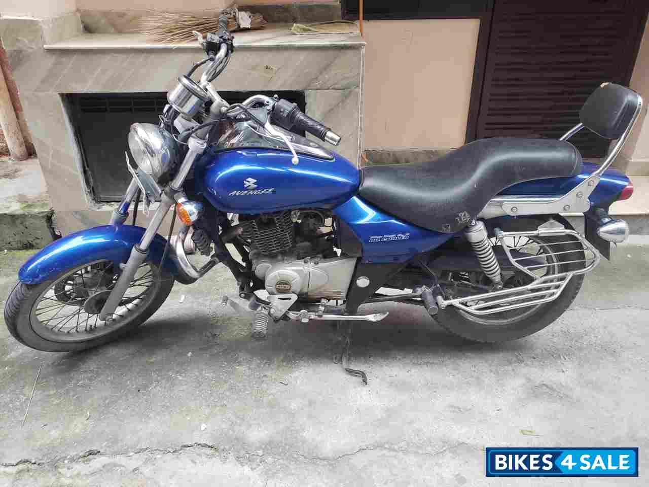 Blue Bajaj Avenger 220 DTS-i