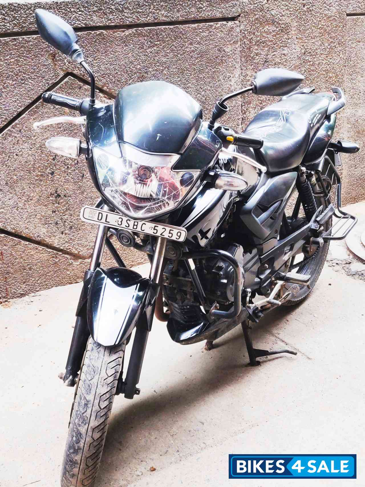Black TVS Apache RTR 160