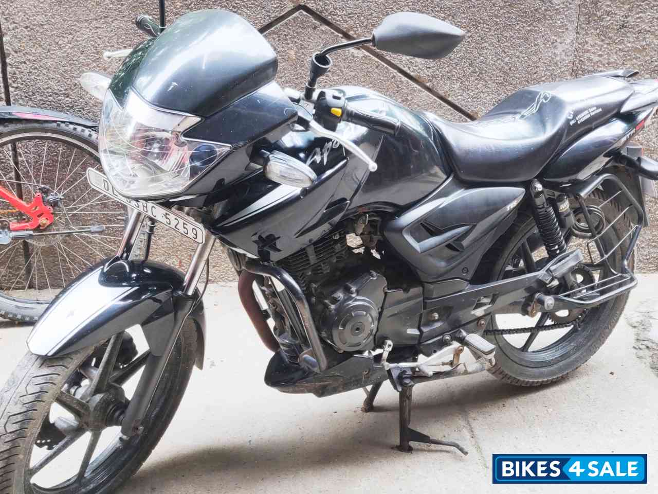 Black TVS Apache RTR 160