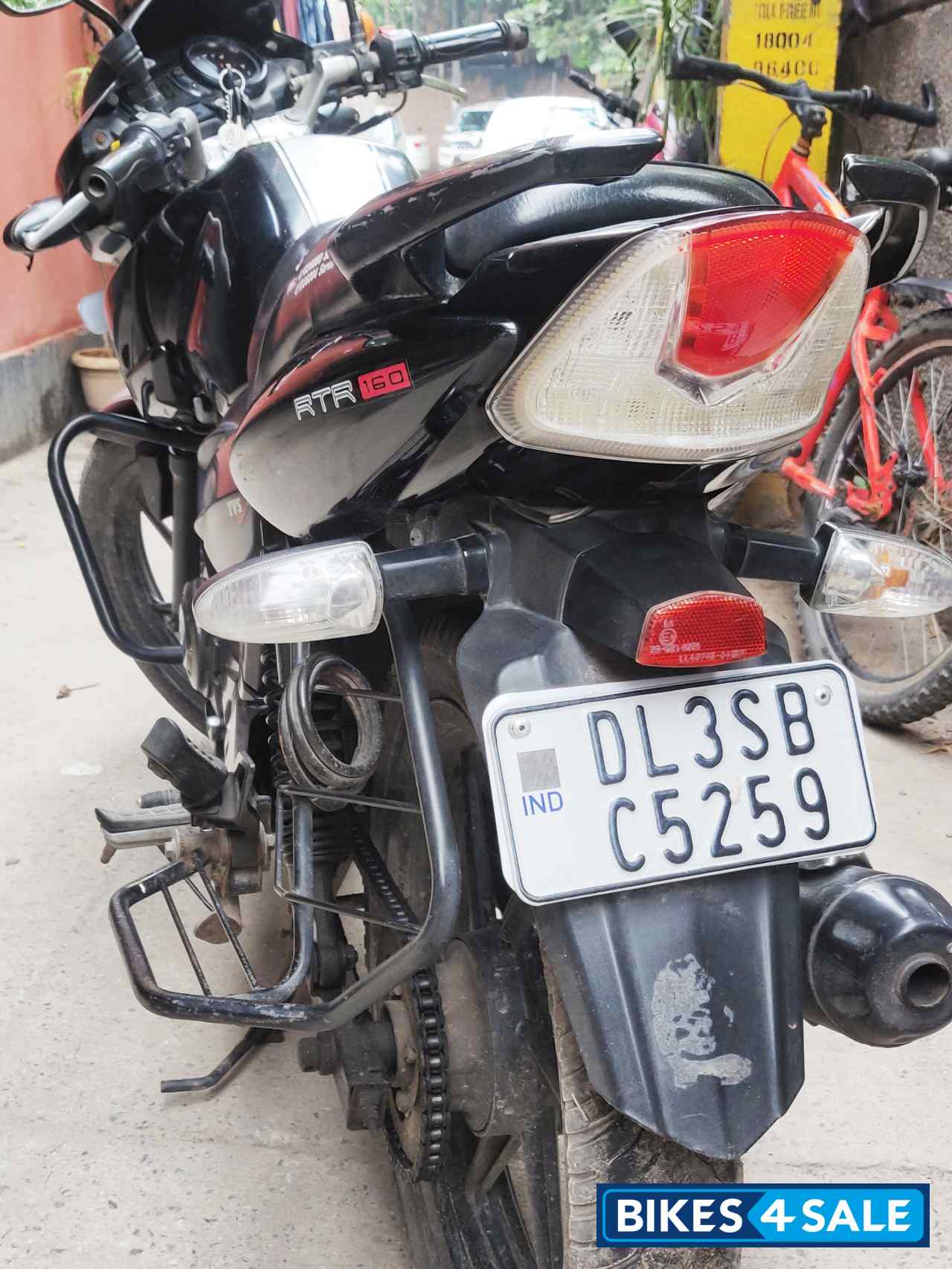 Black TVS Apache RTR 160