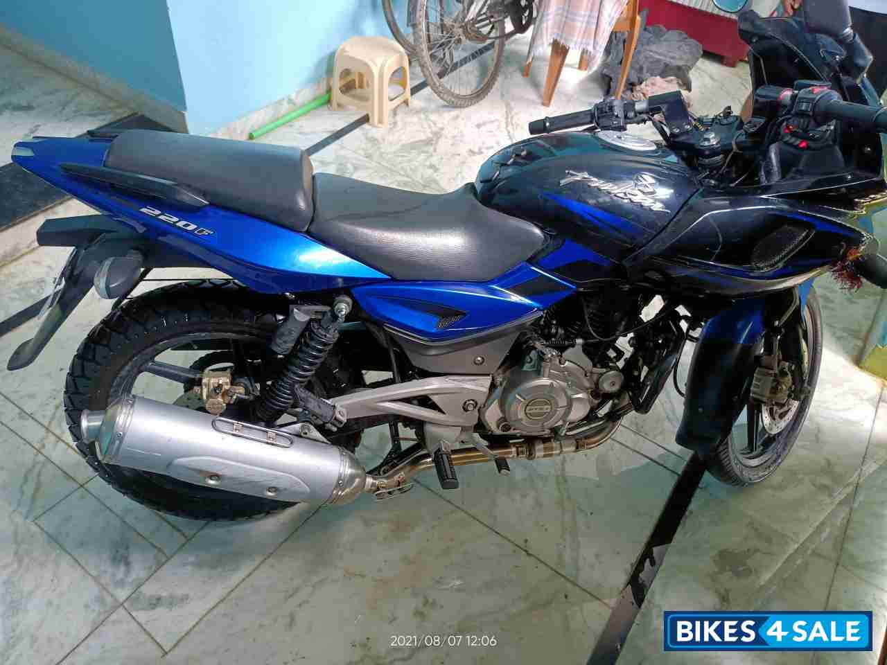 Blue And Black Bajaj Pulsar 220F