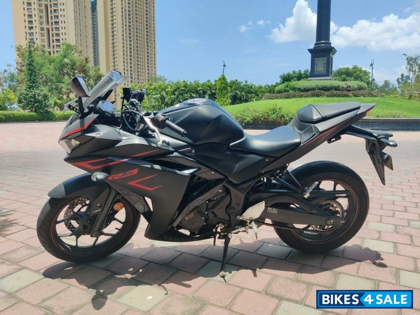 Black Yamaha YZF R3