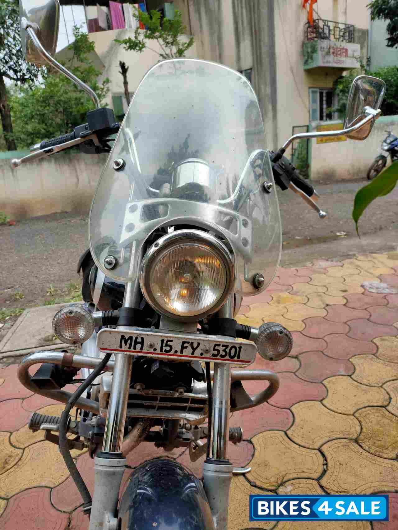 Black Bajaj Avenger Cruise 220