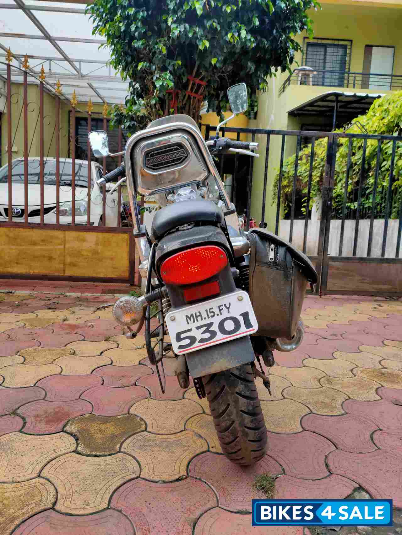 Black Bajaj Avenger Cruise 220