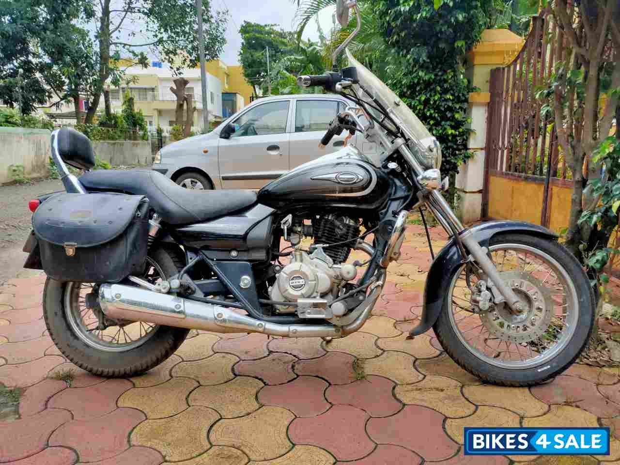 Black Bajaj Avenger Cruise 220