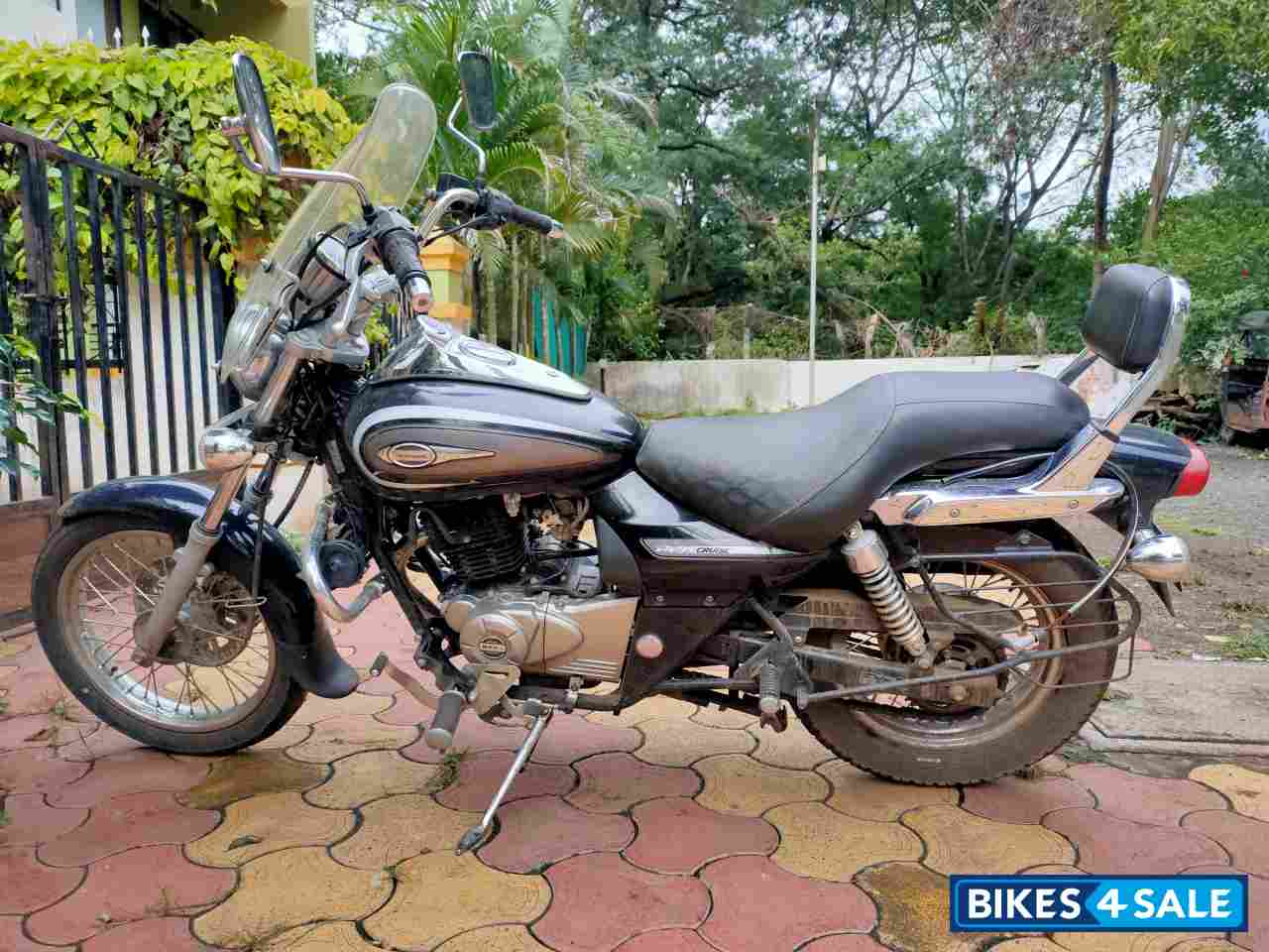 Black Bajaj Avenger Cruise 220