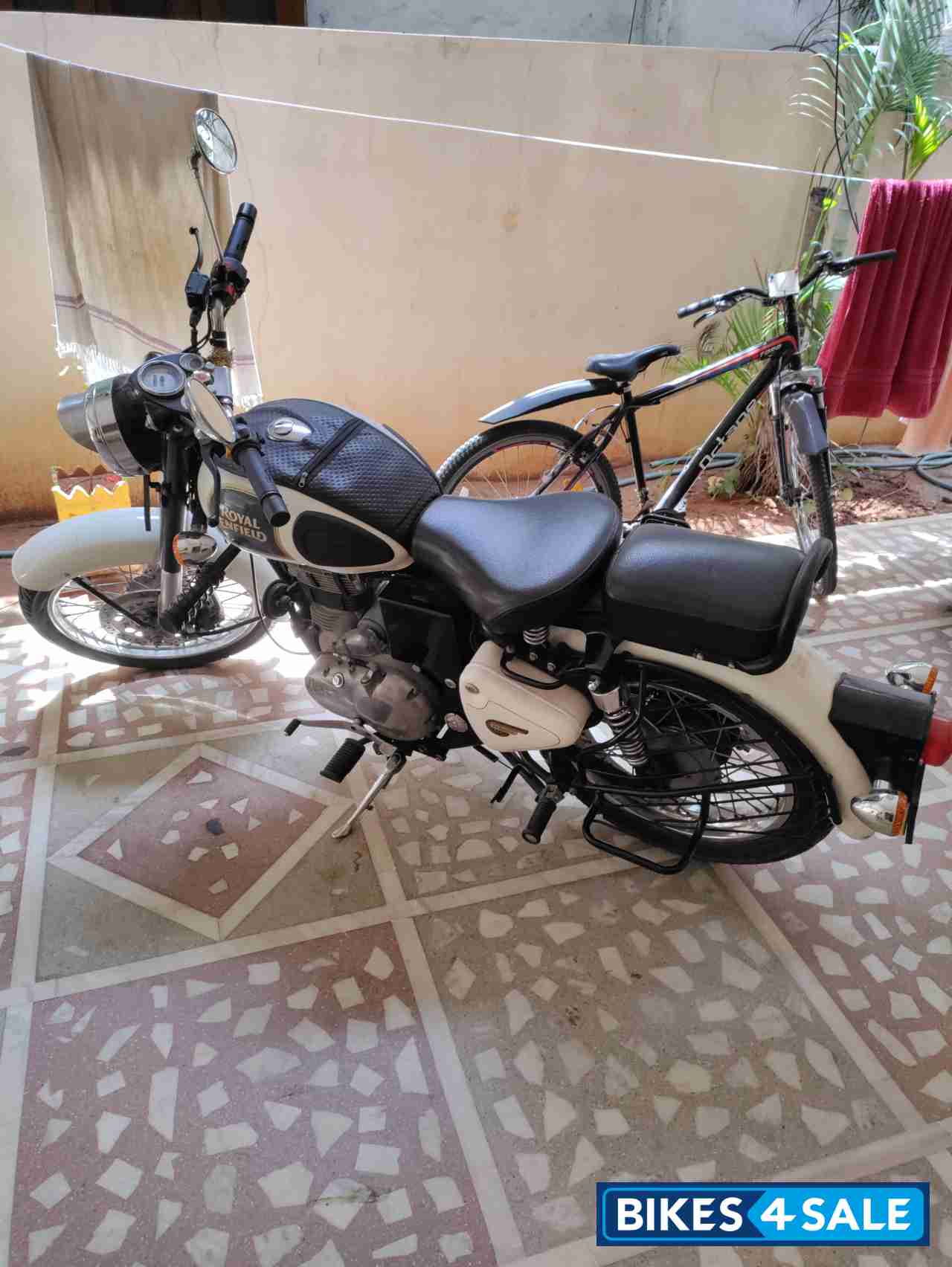 White Royal Enfield Classic 350 Single Channel BS6